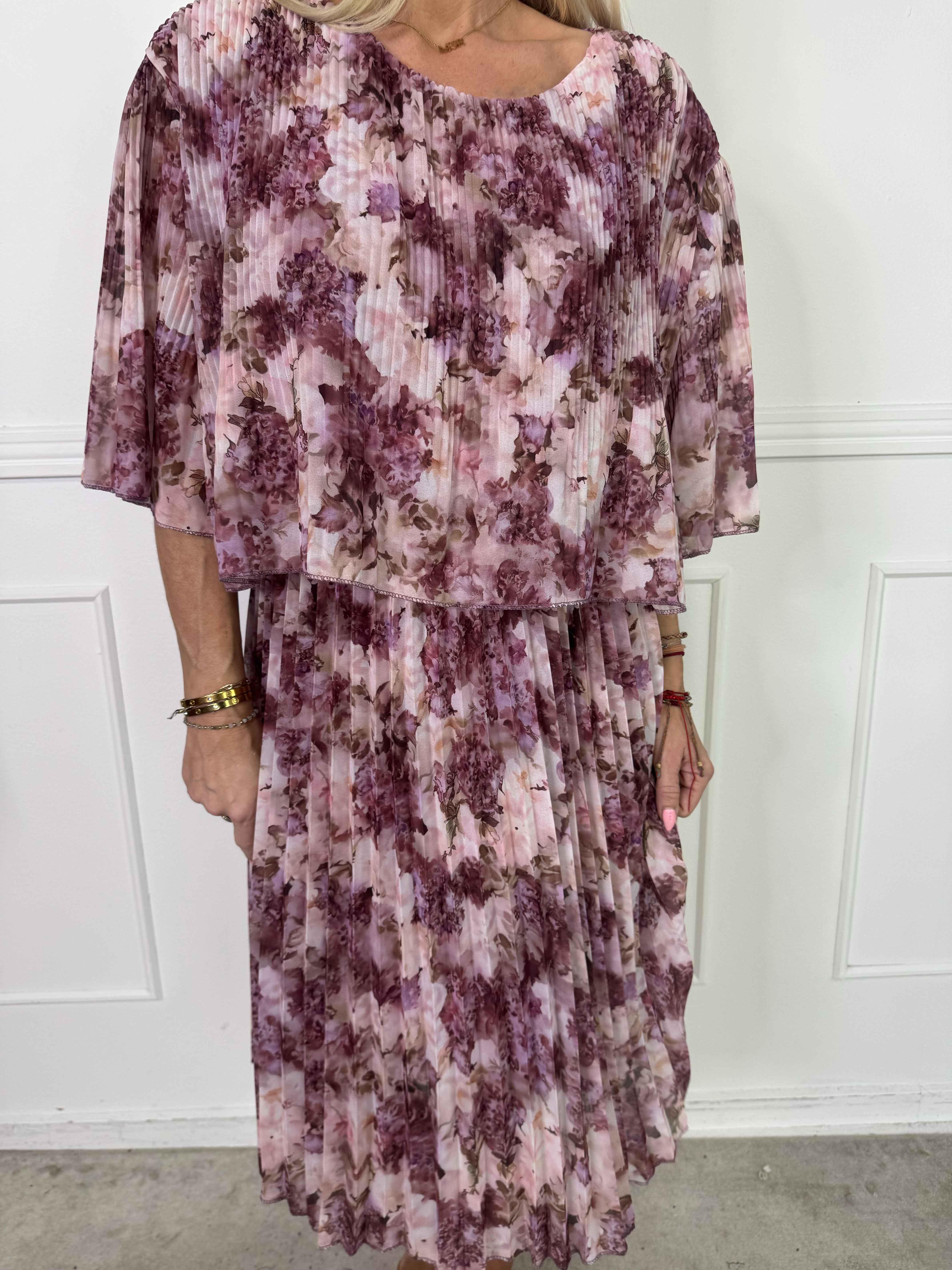 Kristina Flower - Sød blomstret plisseret kjole med flæselag